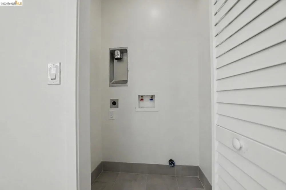 952 105th AVE Oakland, CA 94603