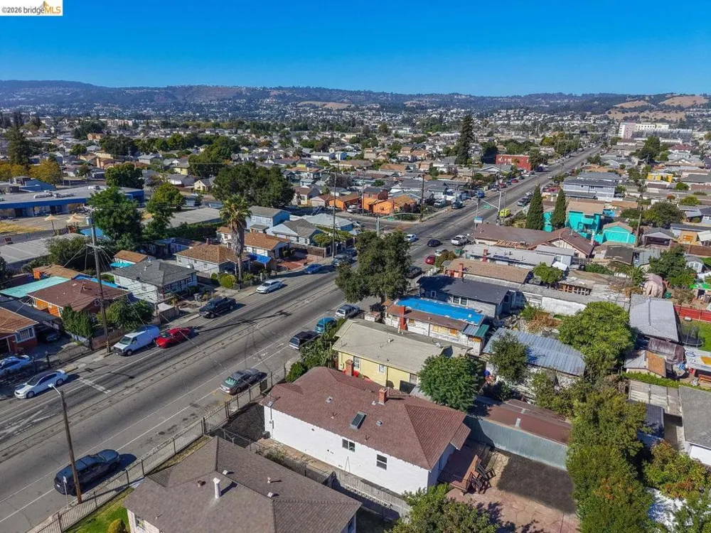 952 105th AVE Oakland, CA 94603