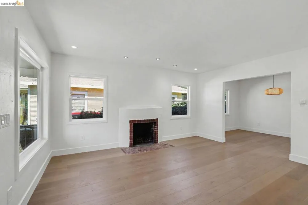 952 105th AVE Oakland, CA 94603