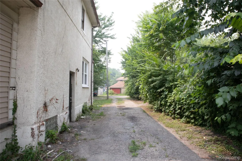 633 Perry Street Pontiac City, MI 48342