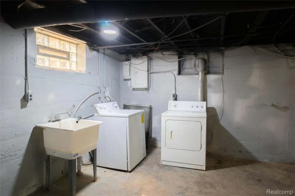 633 Perry Street Pontiac City, MI 48342