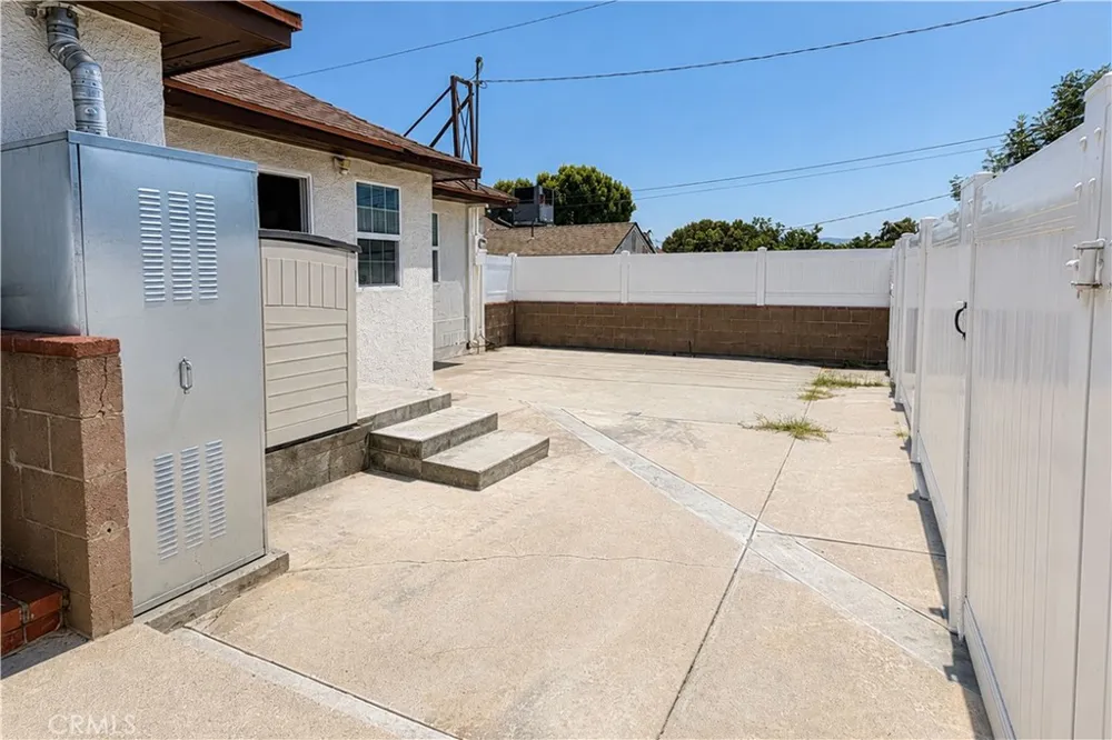 2431 Lamer Street Burbank, CA 91504