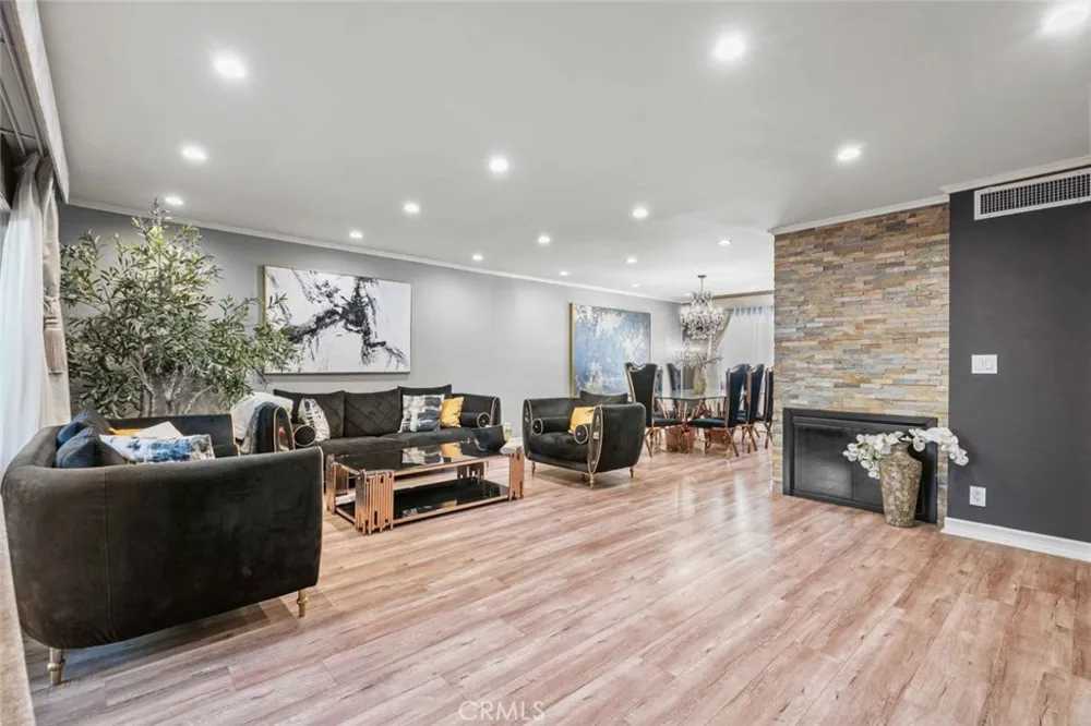7764 Via Capri Burbank, CA 91504