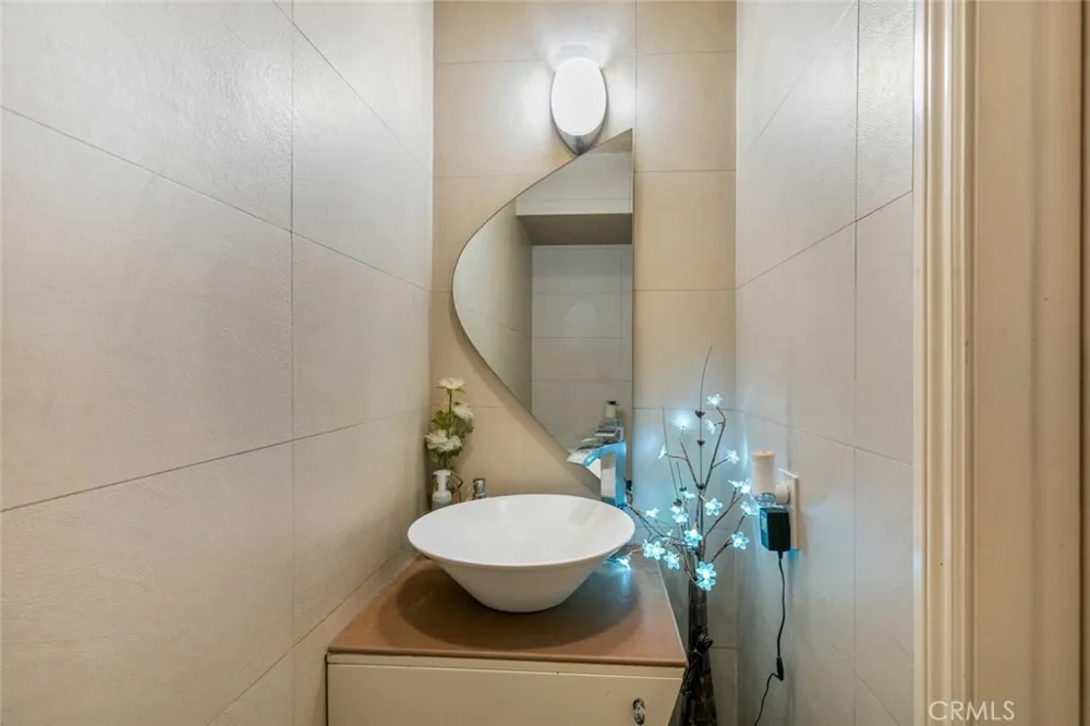 7764 Via Capri Burbank, CA 91504