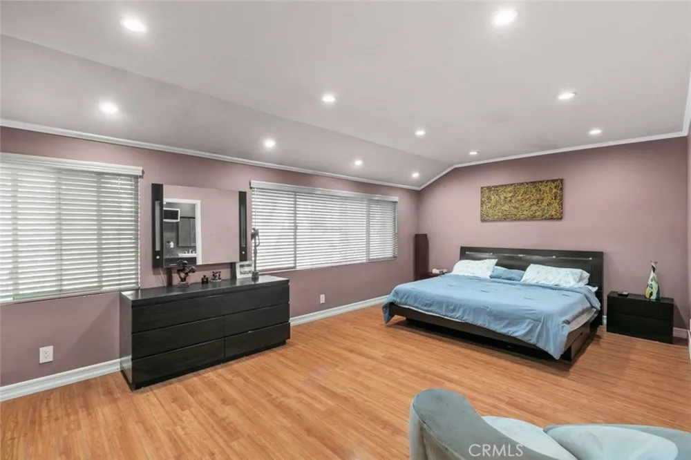 7764 Via Capri Burbank, CA 91504