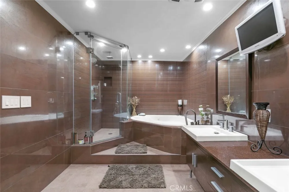 7764 Via Capri Burbank, CA 91504