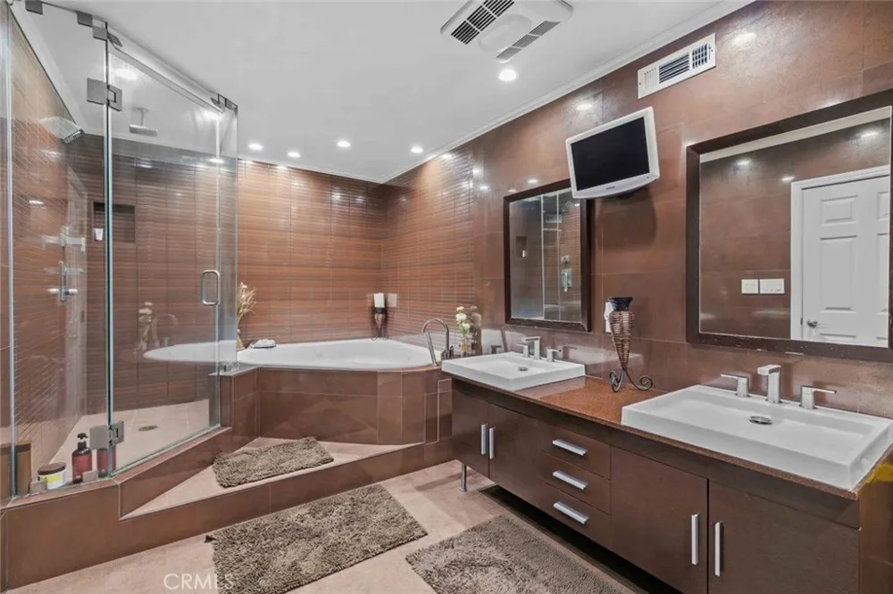 7764 Via Capri Burbank, CA 91504