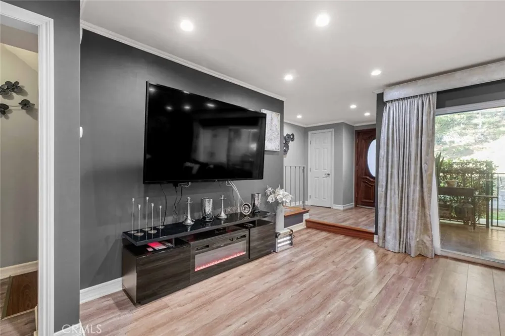 7764 Via Capri Burbank, CA 91504