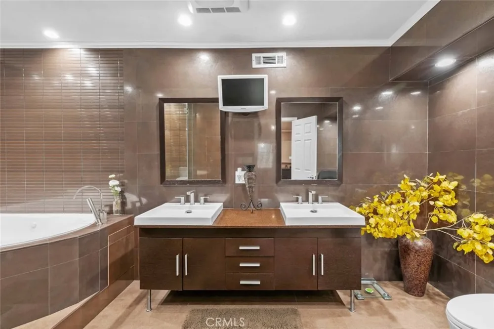 7764 Via Capri Burbank, CA 91504