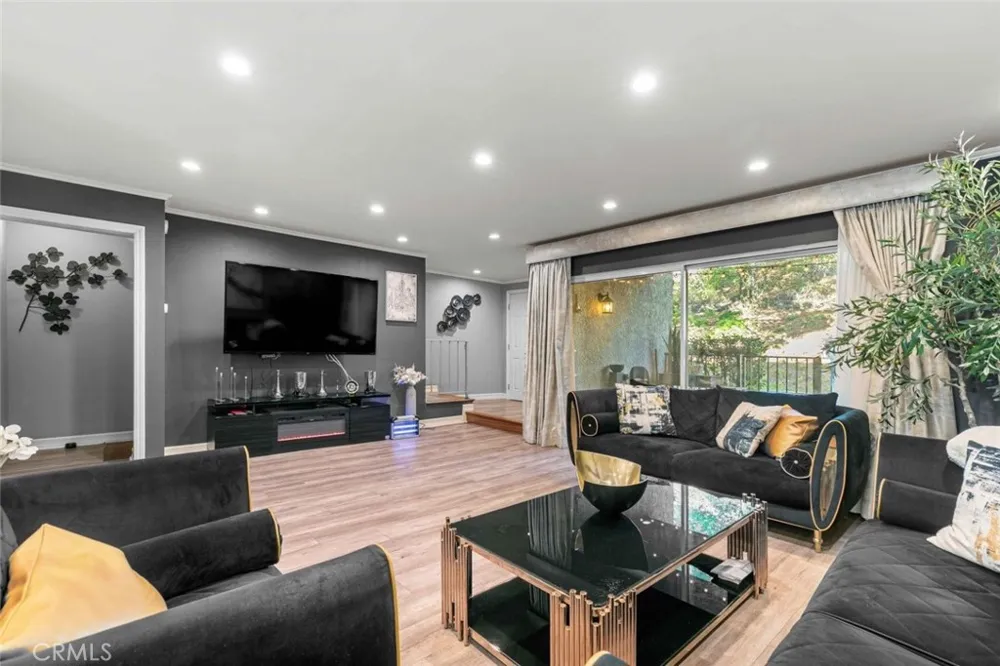 7764 Via Capri Burbank, CA 91504