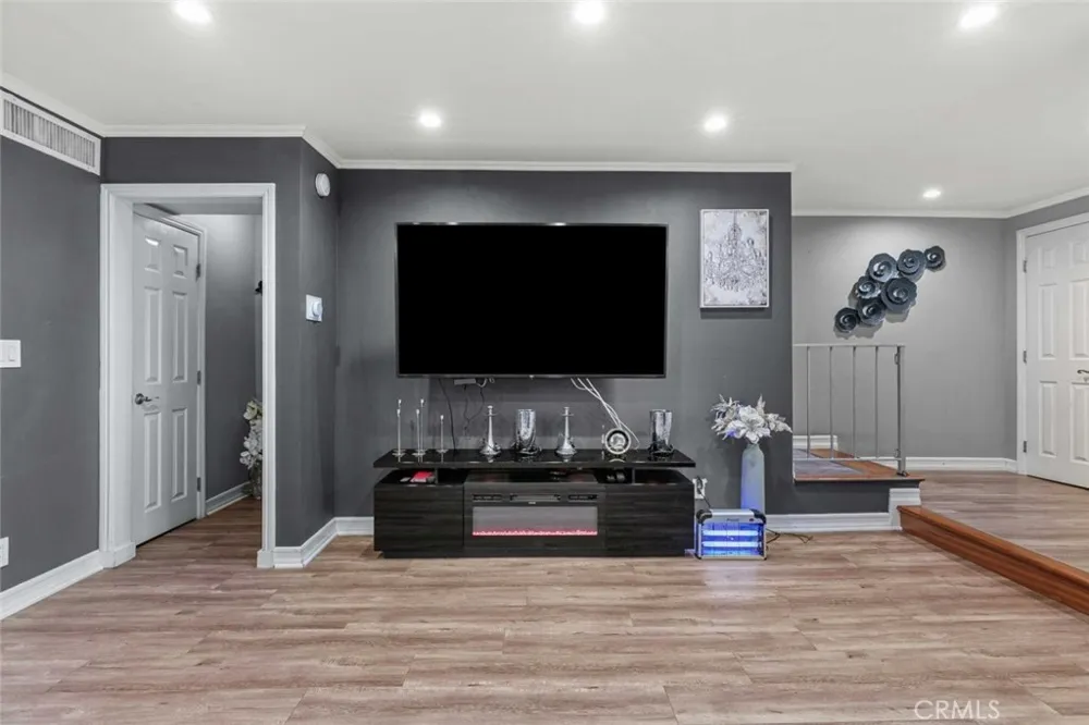 7764 Via Capri Burbank, CA 91504
