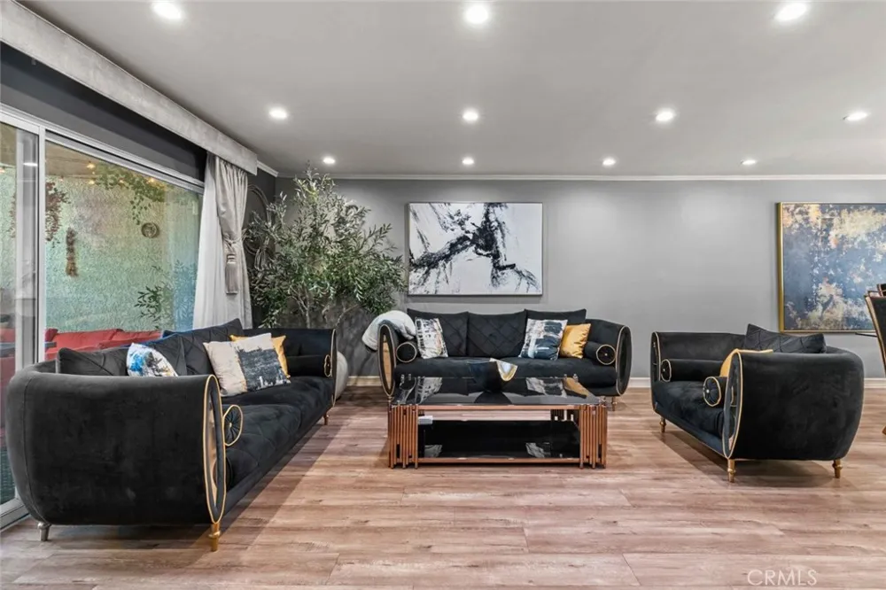 7764 Via Capri Burbank, CA 91504