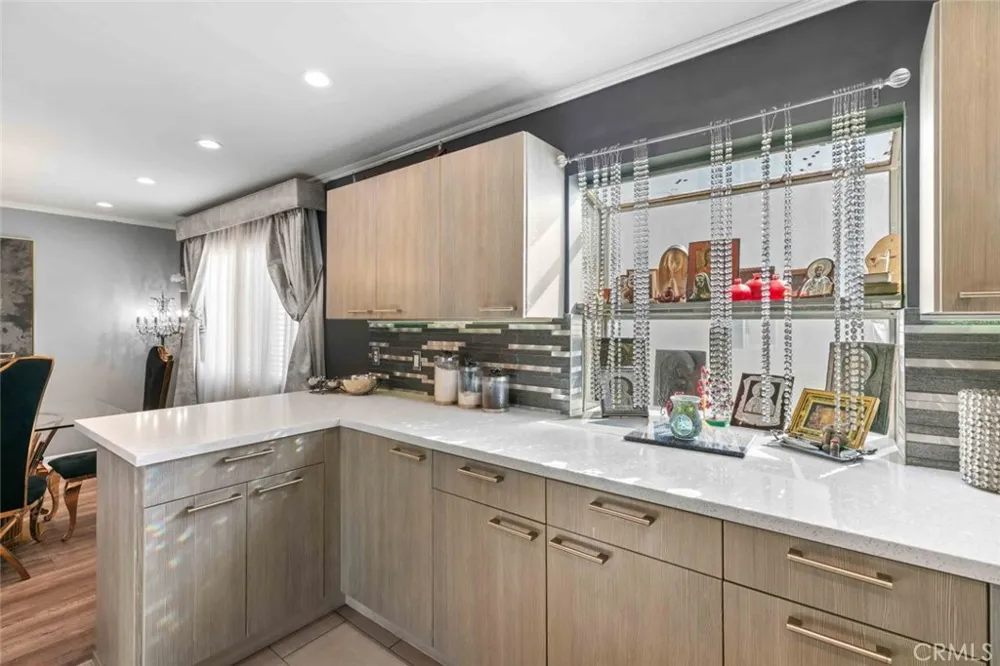 7764 Via Capri Burbank, CA 91504