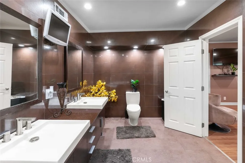 7764 Via Capri Burbank, CA 91504