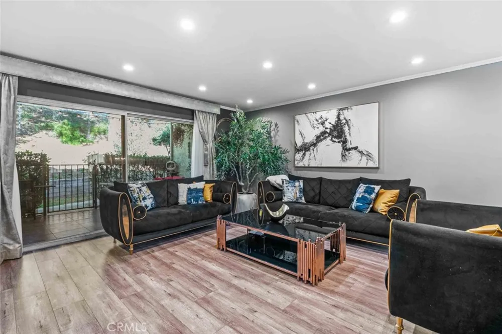 7764 Via Capri Burbank, CA 91504