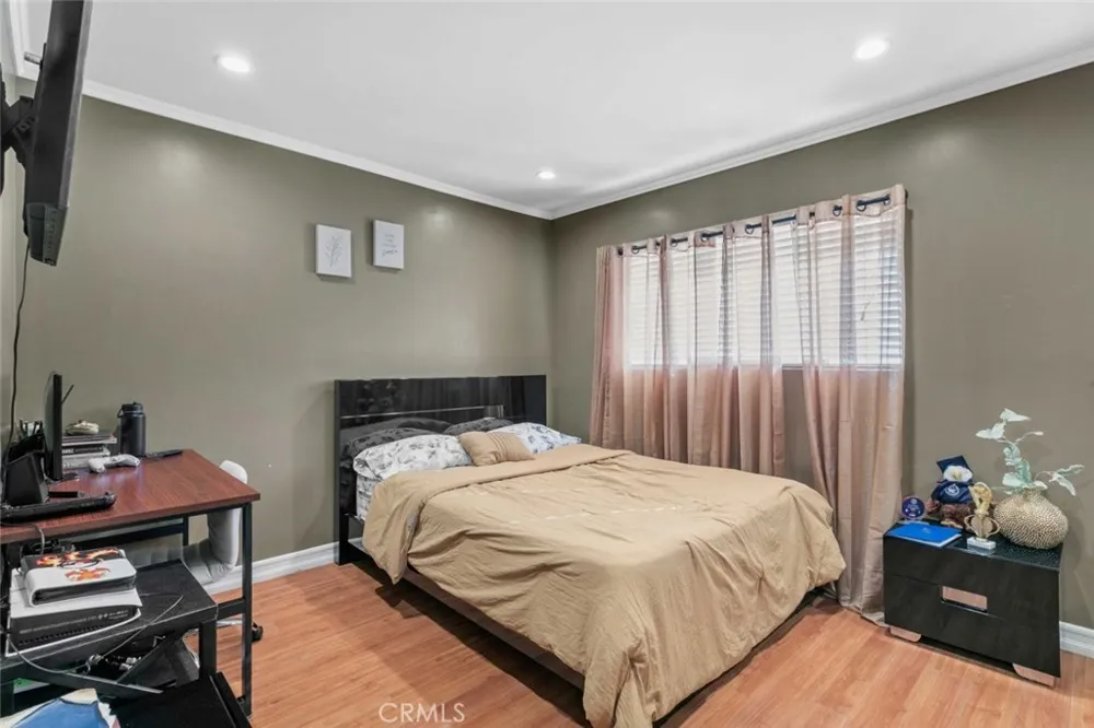 7764 Via Capri Burbank, CA 91504