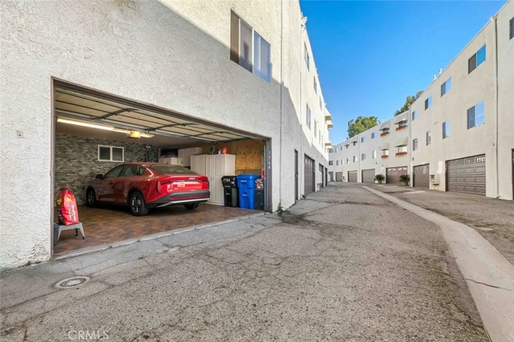 7764 Via Capri Burbank, CA 91504