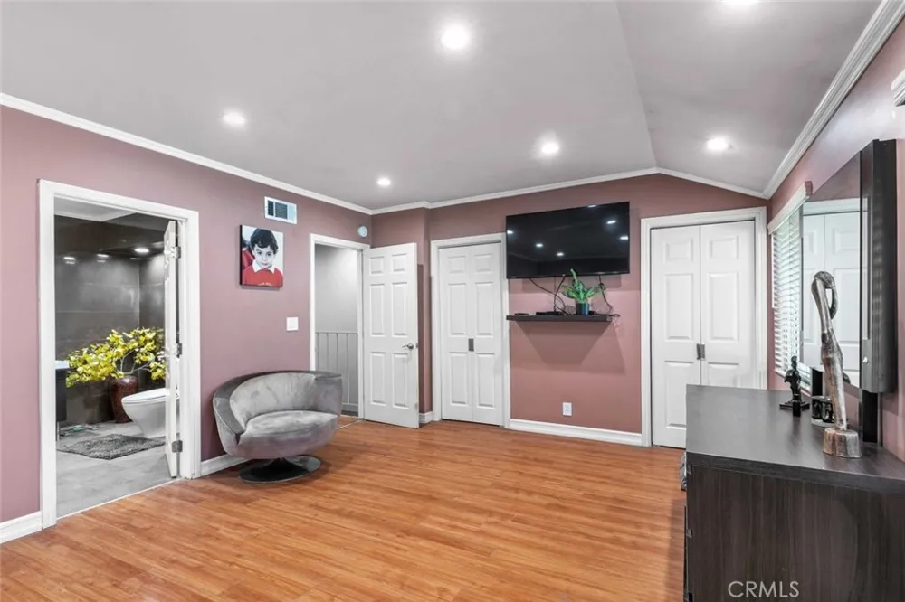 7764 Via Capri Burbank, CA 91504