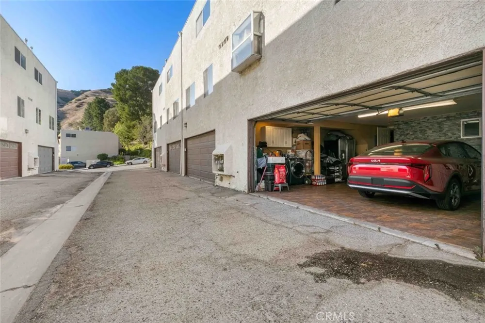7764 Via Capri Burbank, CA 91504