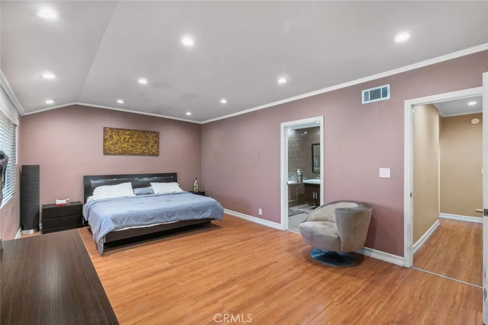 7764 Via Capri Burbank, CA 91504