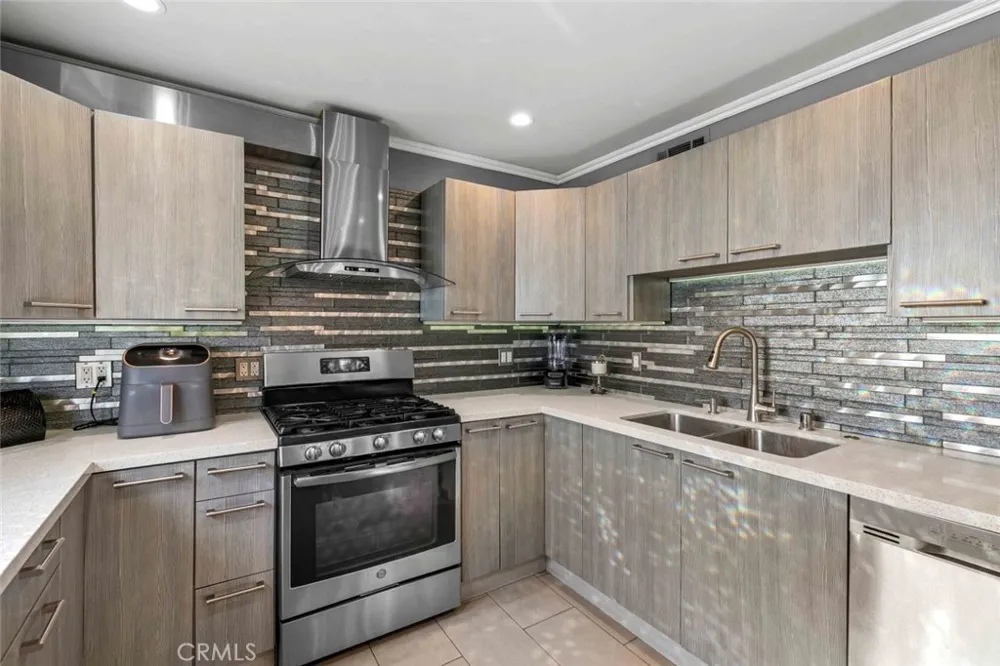 7764 Via Capri Burbank, CA 91504