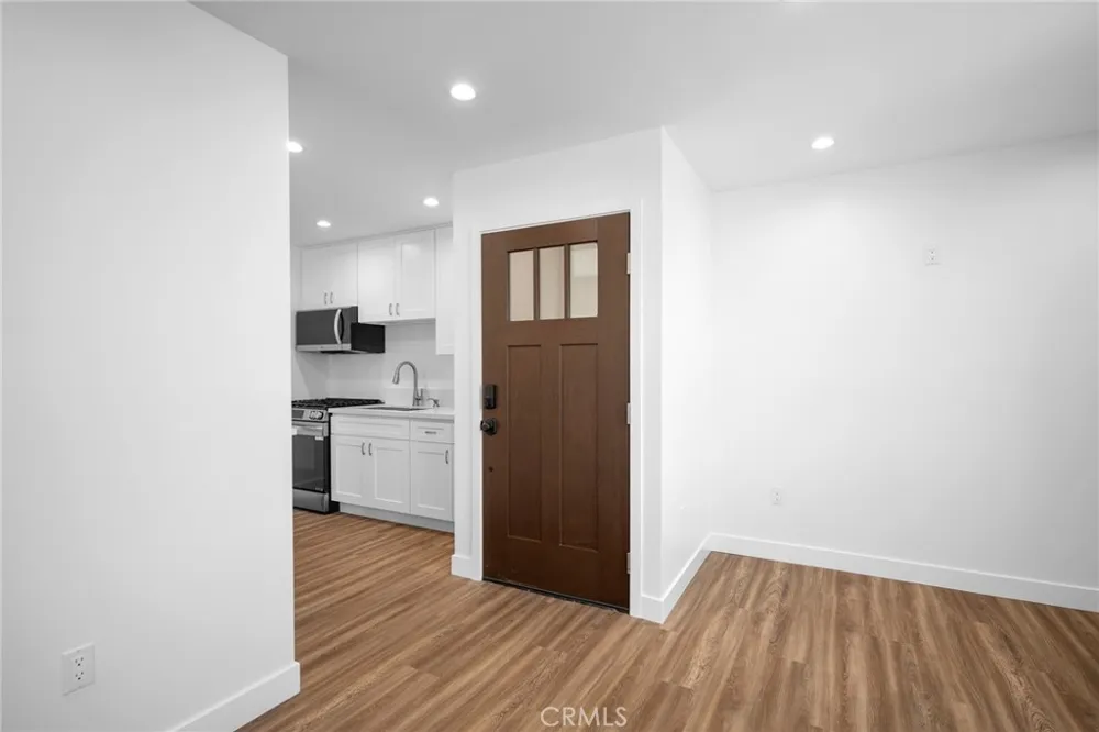 16036 Liggett Street North Hills, CA 91343