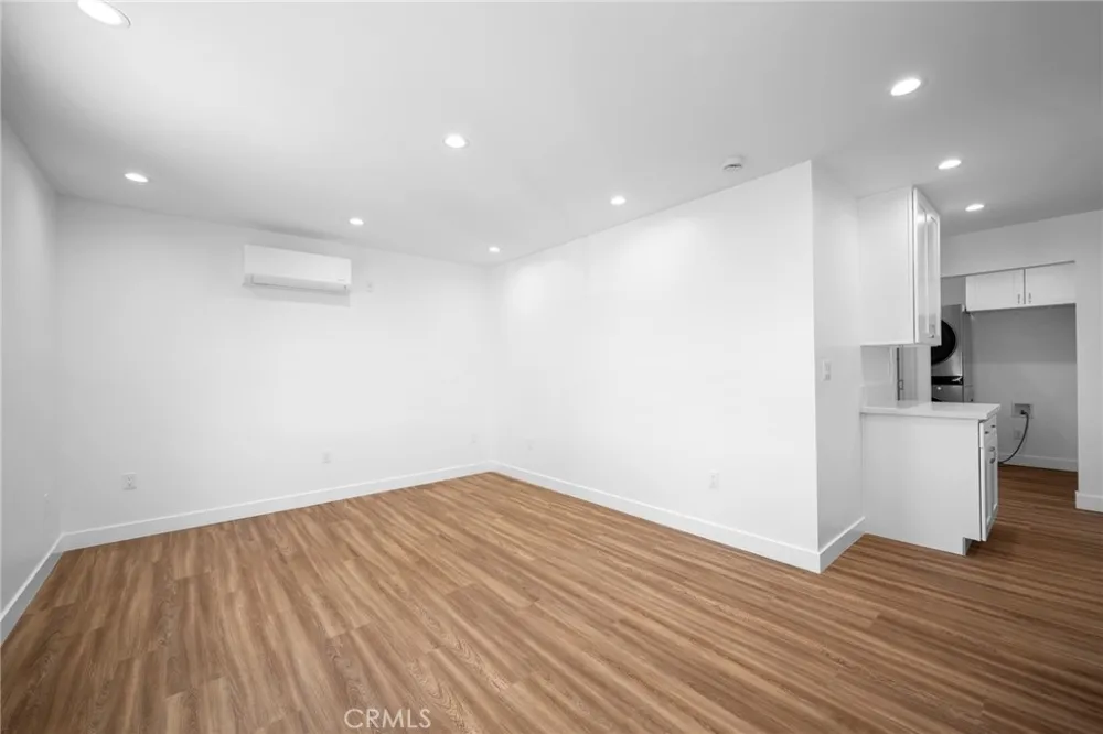 16036 Liggett Street North Hills, CA 91343