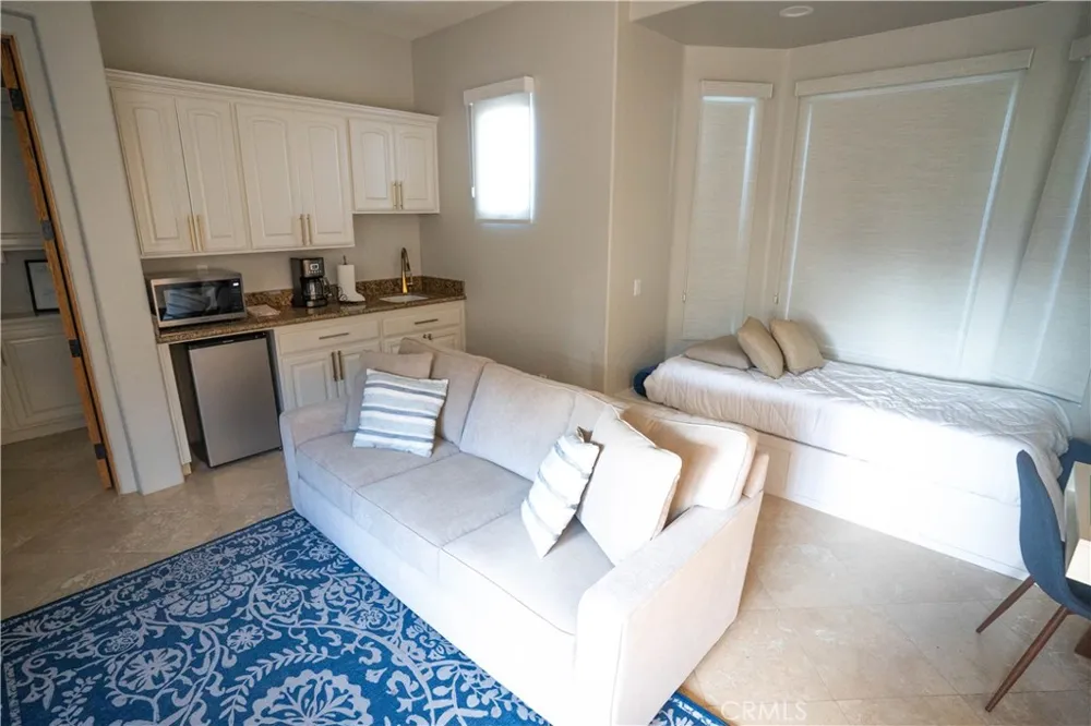 10230 Bellflower Street Oak Hills, CA 92344