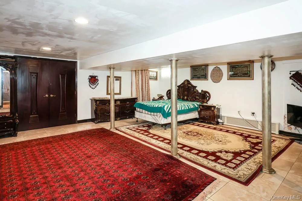 265-04 79th Avenue Glen Oaks, NY 11004