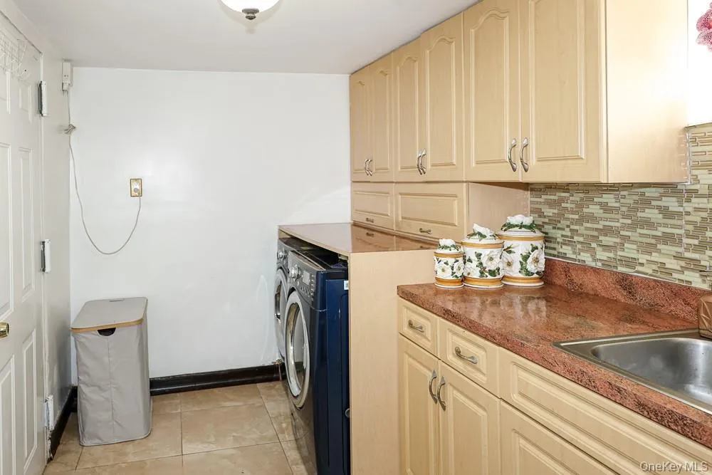 265-04 79th Avenue Glen Oaks, NY 11004