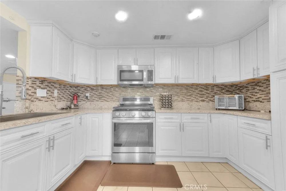 16 Sunset Ridge Pomona, CA 91766