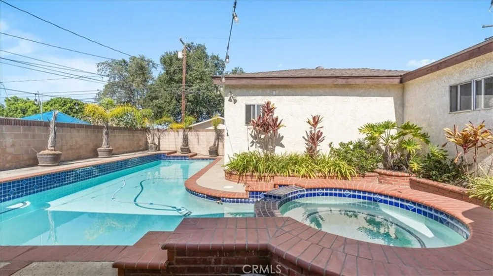 943 Orange Azusa, CA 91702