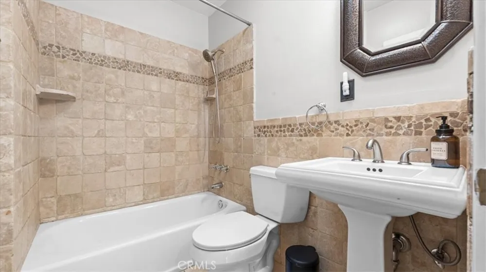 943 Orange Azusa, CA 91702