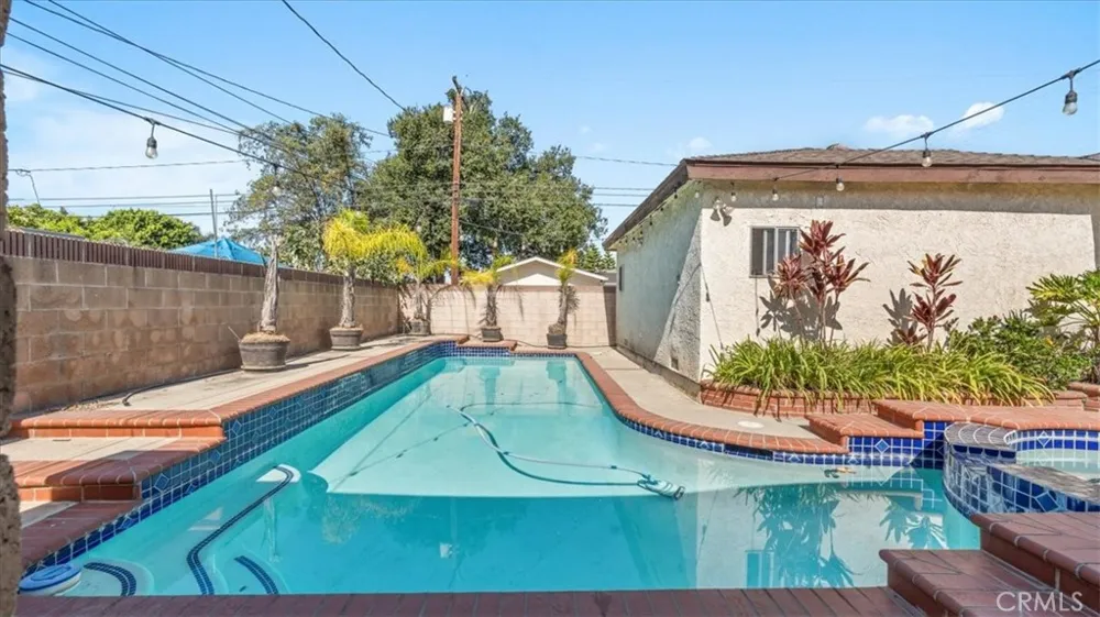 943 Orange Azusa, CA 91702