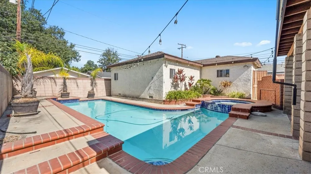 943 Orange Azusa, CA 91702