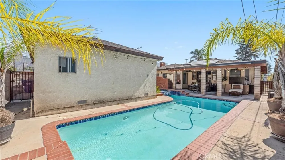 943 Orange Azusa, CA 91702