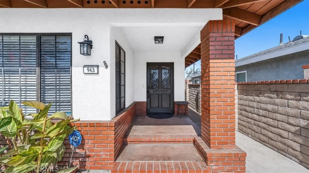 943 Orange Azusa, CA 91702