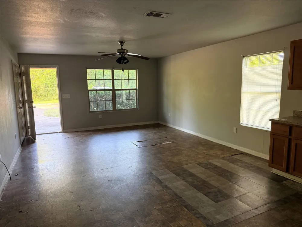424 Baker Circle Ames, TX 77575