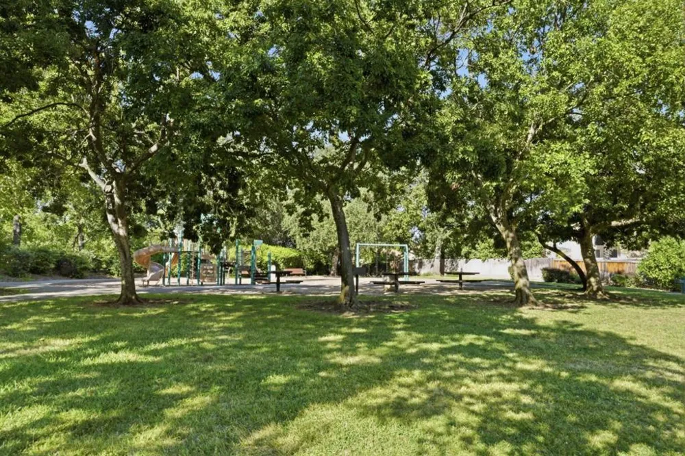 646 Fulstow Court Folsom, CA 95630