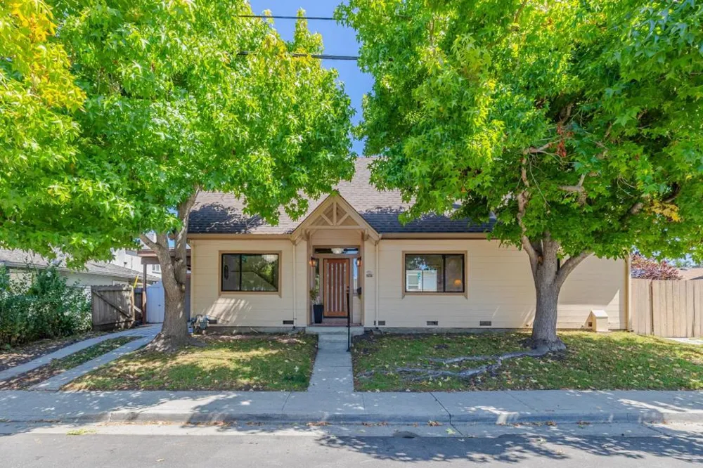 702 Beverly Avenue Capitola, CA 95010