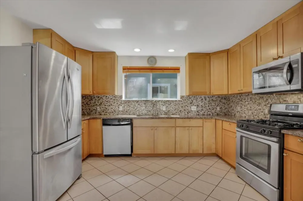 2292 Poplar Avenue East Palo Alto, CA 94303