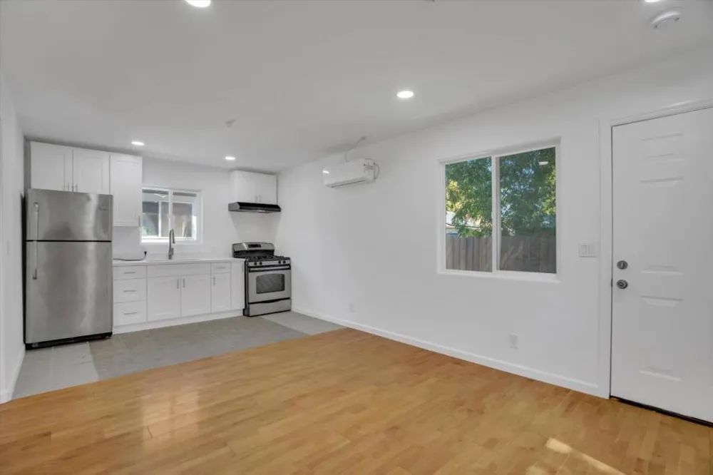 2292 Poplar Avenue East Palo Alto, CA 94303