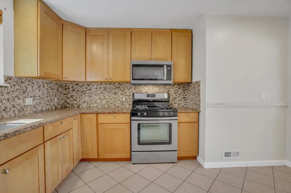 2292 Poplar Avenue East Palo Alto, CA 94303