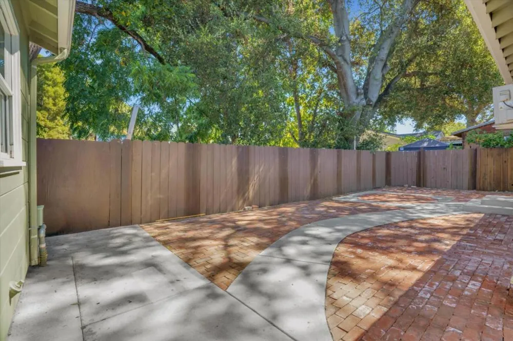 2292 Poplar Avenue East Palo Alto, CA 94303