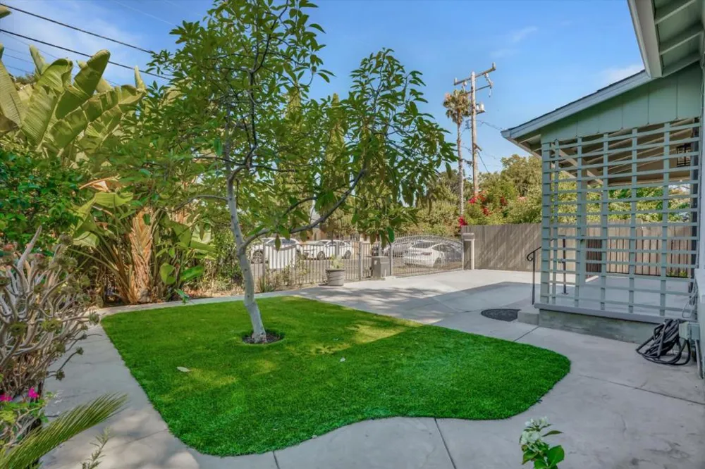 2292 Poplar Avenue East Palo Alto, CA 94303