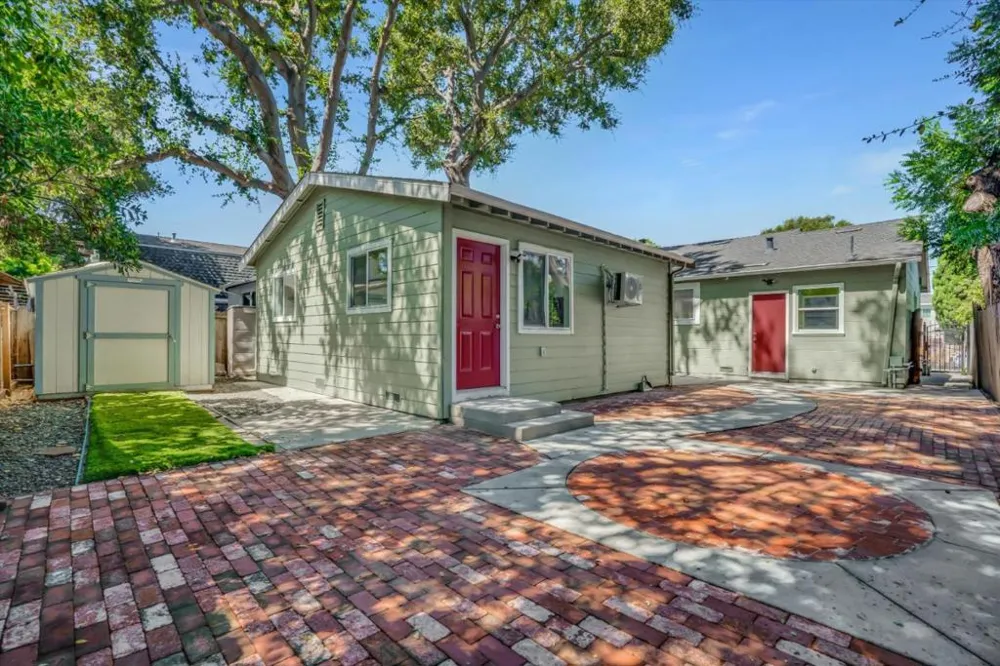 2292 Poplar Avenue East Palo Alto, CA 94303