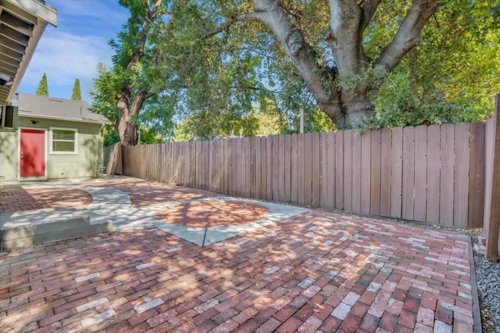 2292 Poplar Avenue East Palo Alto, CA 94303
