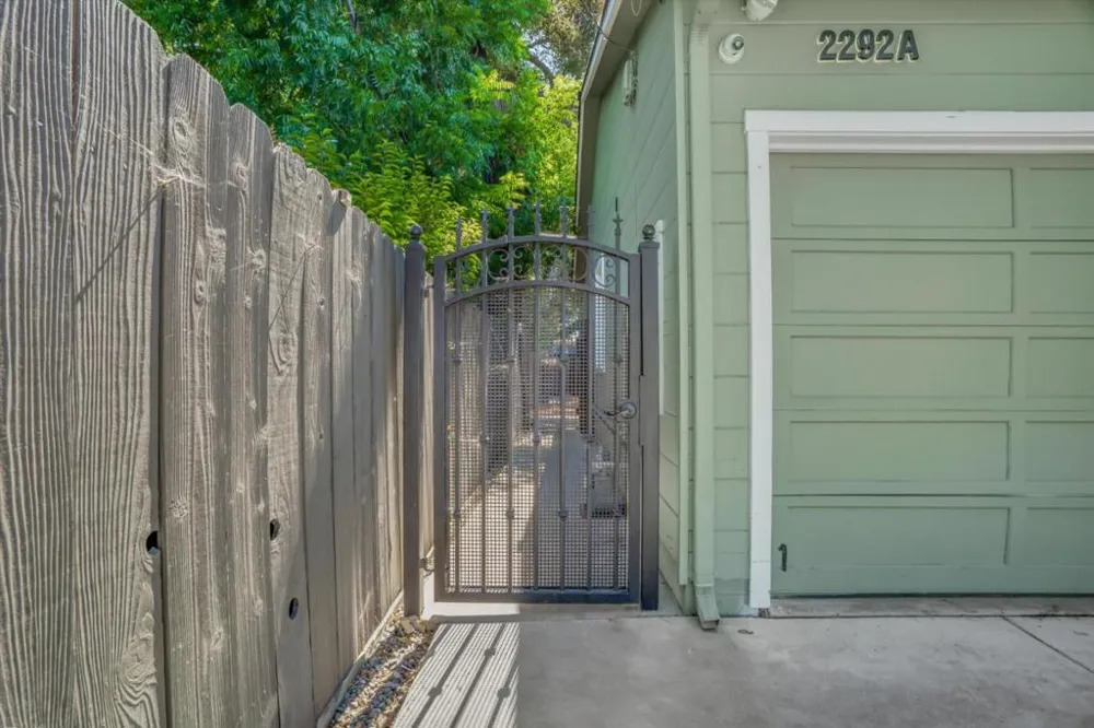 2292 Poplar Avenue East Palo Alto, CA 94303
