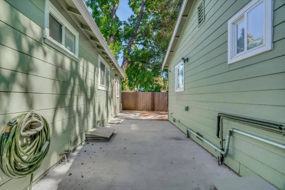 2292 Poplar Avenue East Palo Alto, CA 94303