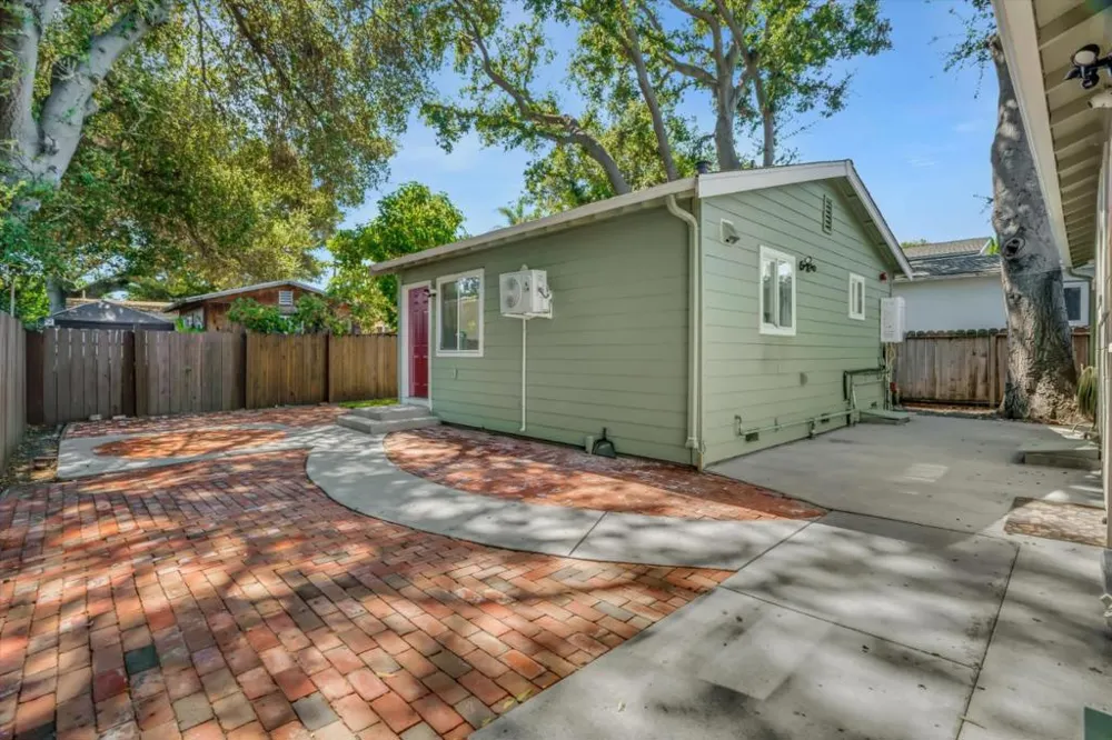 2292 Poplar Avenue East Palo Alto, CA 94303